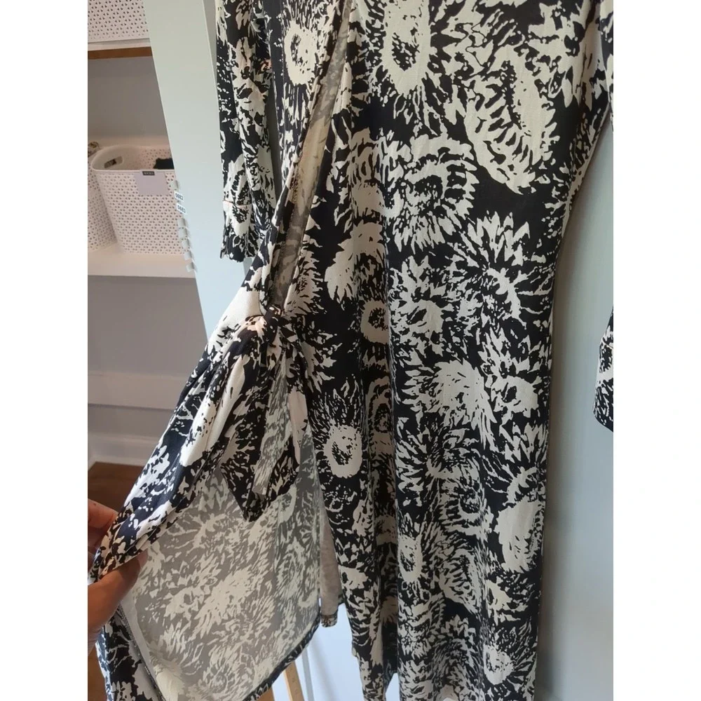 Diane Von Furstenburg Vintage Size 6 100% Silk Wrap Floral Dress‎
